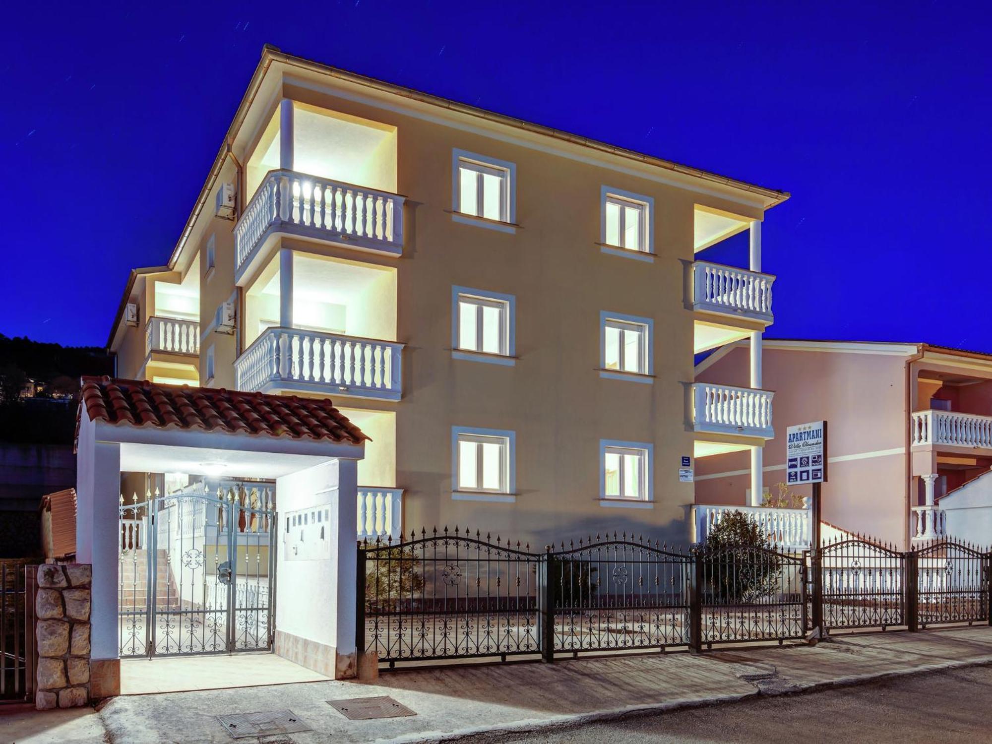 Tasteful In With Swimming Pool Apartment